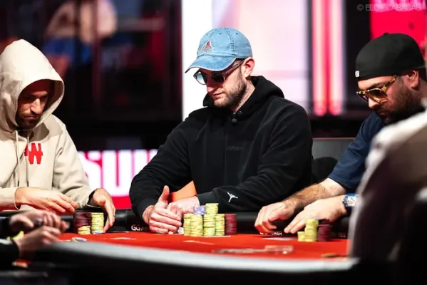Joey Weissman durante la mesa final del torneo
