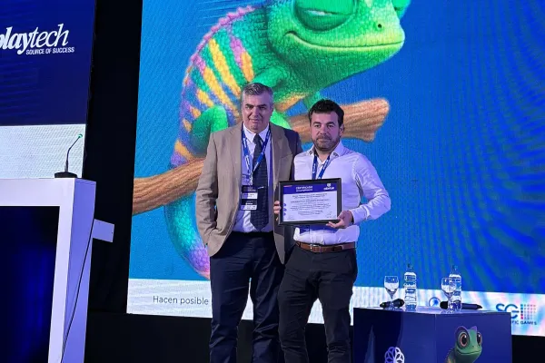 Entrega de reconocimiento durante la jornada del seminario de Cibelae
