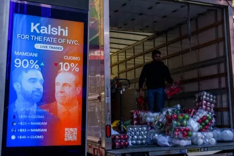 Publicidad digital de Kalshi en Times Square durante una elección municipal en Nueva York