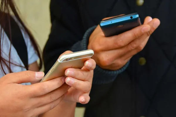 Teléfono móvil como referencia visual al aumento de publicidad de apuestas ilegales en plataformas digitales