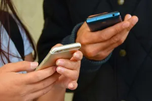 Piden mayores controles a las plataformas por anuncios de juego ilegal dirigidos a jóvenes en Hong Kong