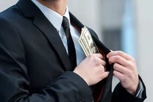 Acusan a un exsacerdote de Kansas de desviar fondos de la parroquia para viajes y apuestas
