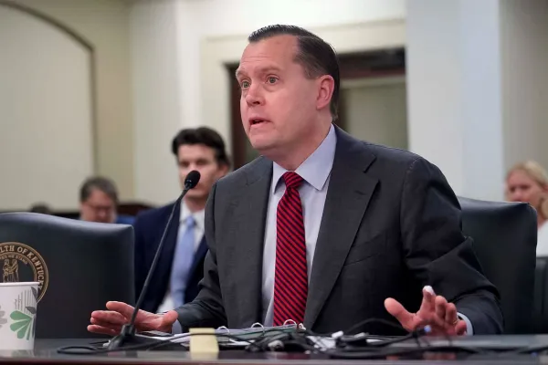 Russell Coleman, fiscal general de Kentucky, en el contexto de las demandas por presunto juego ilegal en el estado