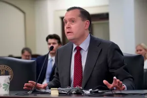 Fiscalía de Kentucky demanda a Kalshi, Polymarket y VGW por presuntas operaciones de juego sin licencia