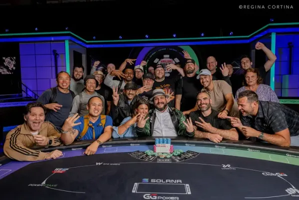 Joey Couden acompañado por su grupo de apoyo en la mesa final