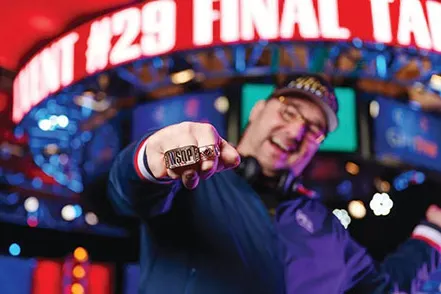 Phil Hellmuth tras sumar otro brazalete de la World Series of Poker