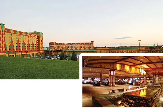 Piso de juego de Meskwaki Bingo Casino Hotel con tragamonedas y entretenimiento en vivo