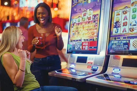 Sala de tragamonedas de FireKeepers Casino Hotel con una amplia selección de máquinas y ambiente de juego activo