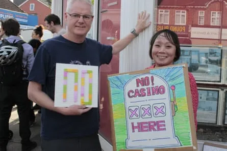 Vecinos protestan contra la apertura de un local de juego 24 horas en el norte de Londres