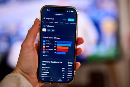 Un teléfono móvil con la aplicación de Polymarket abierta en pantalla