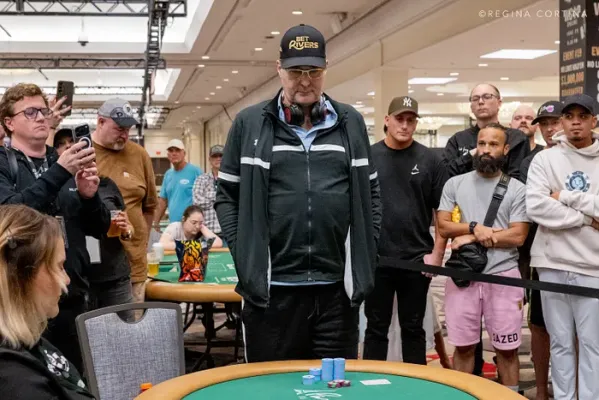 Phil Hellmuth durante la mesa final del torneo