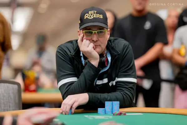 Phil Hellmuth persiguiendo su brazalete número 18