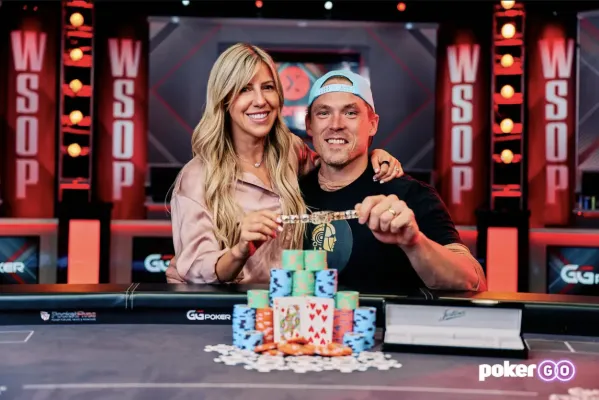 Alex y Kristen Foxen tras ganar la ODB Fantasy Poker League de $500