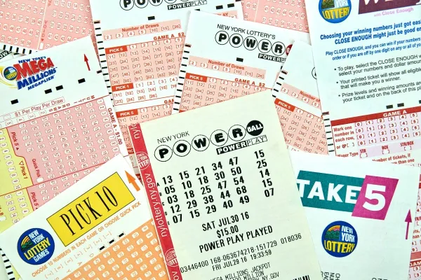 Boletos de Powerball y Mega Millions vendidos en Nueva York, usados para ilustrar la advertencia sobre una estafa de lotería