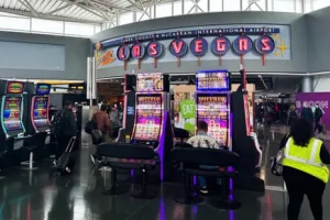 Viajero gana 3,3 millones de dólares en una tragamonedas del aeropuerto de Las Vegas