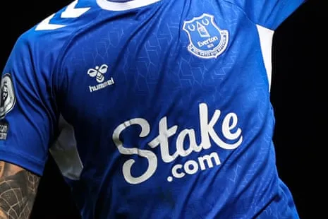 Camiseta de un jugador del Everton con el logotipo de Stake.com en la manga