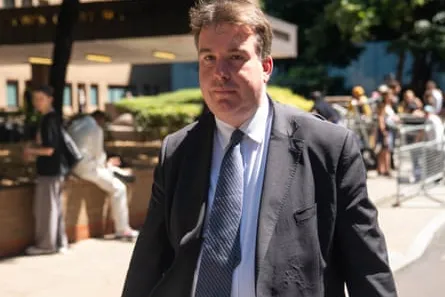 Craig Williams saliendo del tribunal en un caso relacionado con apuestas políticas en Reino Unido
