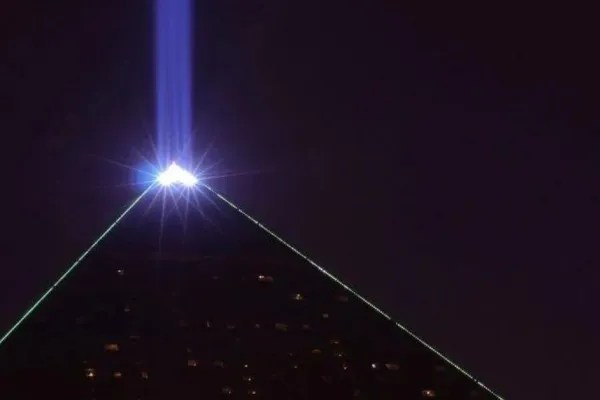 Haz de luz del Luxor Hotel & Casino sobre el cielo de Las Vegas