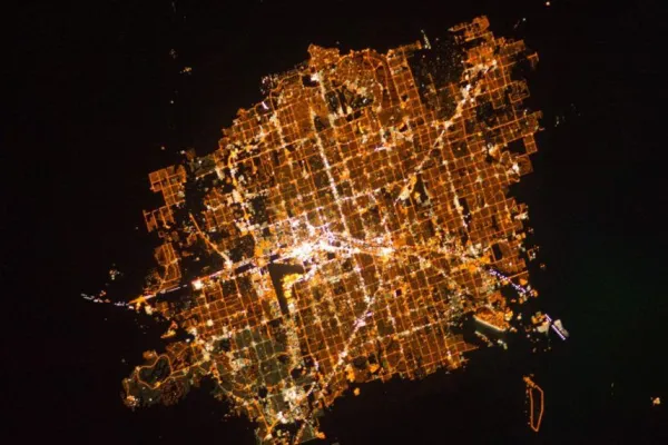 Vista nocturna de Las Vegas desde el espacio en una imagen satelital