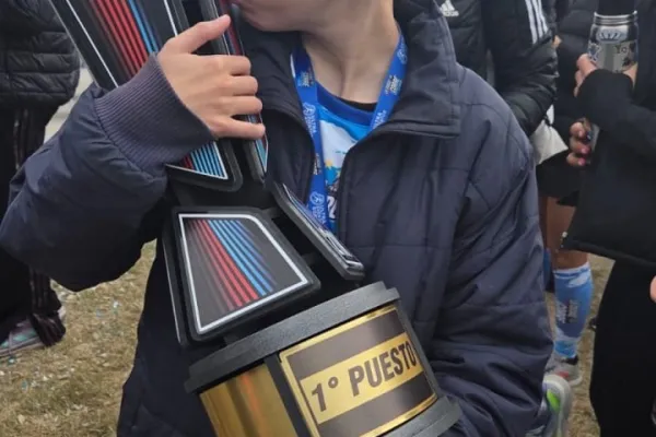 Momento emotivo tras la carrera, con reconocimiento a Ticiano Benavidez por su esfuerzo deportivo