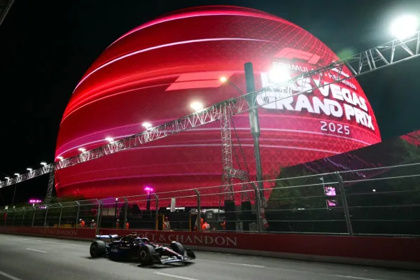 Alexander Albon conduce durante una sesión de práctica del Gran Premio de Las Vegas, con la Sphere al fondo