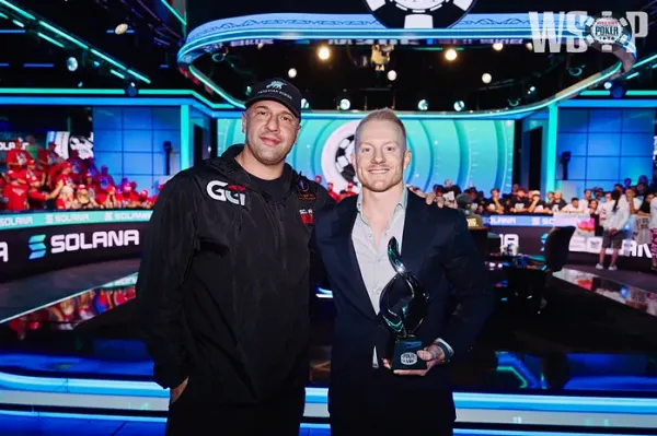 Jason Koon durante un evento de póker de alto nivel