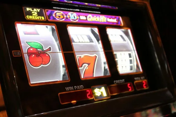 Máquinas tragamonedas en línea con símbolos clásicos de casino