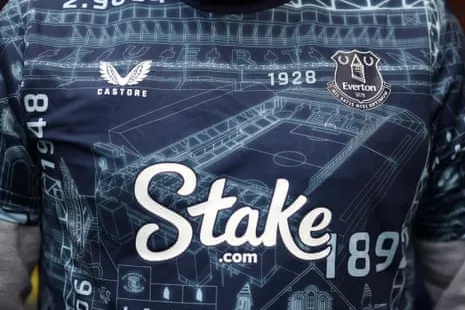 Camiseta del Everton con el logotipo de Stake.com, usada para ilustrar el debate sobre patrocinios de juego sin licencia