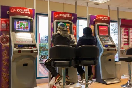 Usuarios frente a máquinas de juego en un local de apuestas
