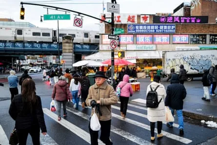 Cruce urbano en Flushing, Queens, donde el debate sobre el casino divide a residentes y comercios