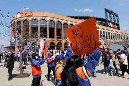 Protesta frente a Citi Field contra la instalación del casino impulsado por los promotores del proyecto