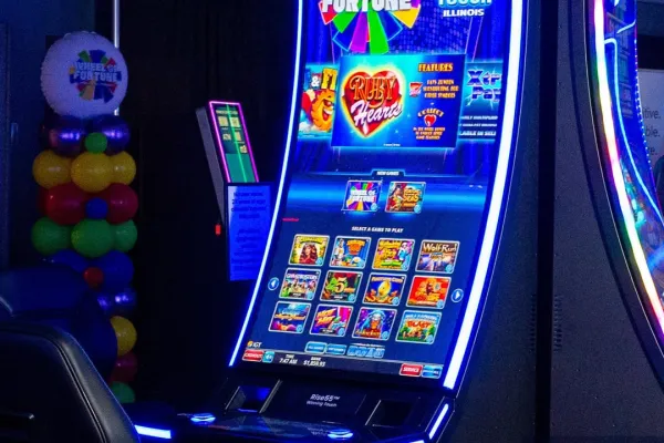 Terminal de lotería video de IGT vinculada a Wheel of Fortune en un casino