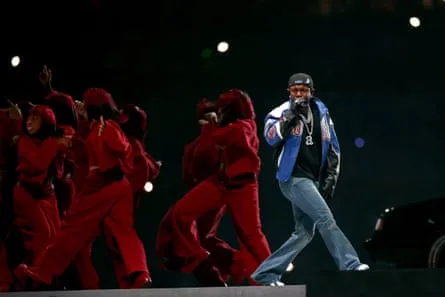 Kendrick Lamar durante el espectáculo del descanso del Super Bowl