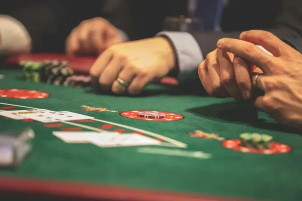 Mesa de blackjack comparando Spanish 21 y blackjack clásico
