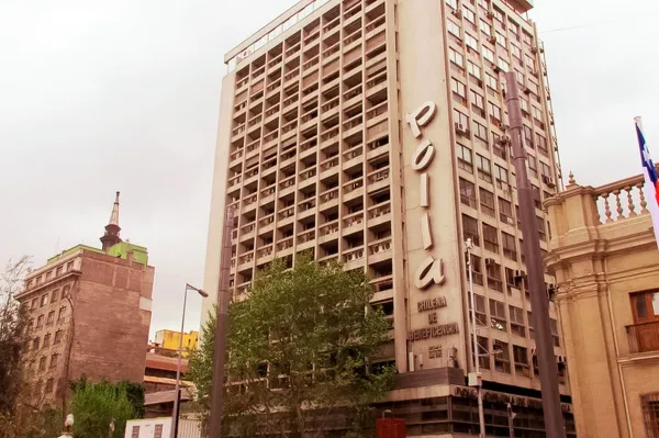 Fachada de la sede de Polla Chilena de Beneficencia