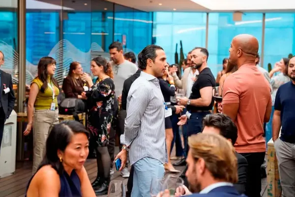 Asistentes y ponentes en la recepción organizada por SiGMA y Google México antes de la feria en Centro Banamex