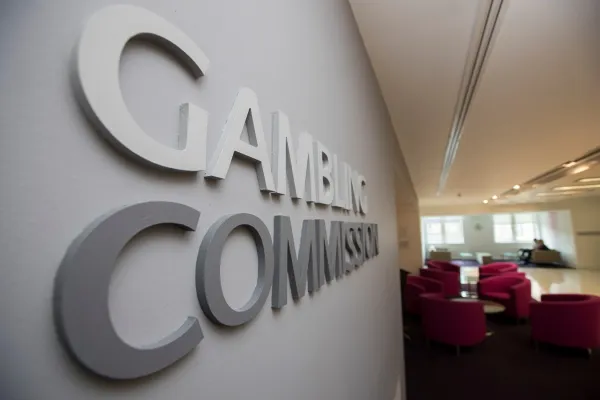 Imagen de referencia sobre la Gambling Commission y controles regulatorios en el sector del juego