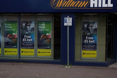 Fachada de un local de apuestas en Manchester con carteles promocionales visibles