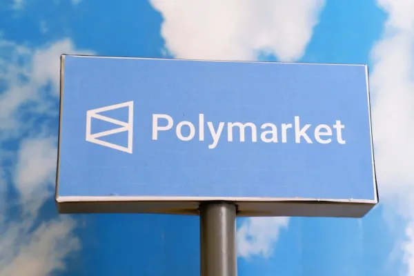 Anuncio de Polymarket visible en una torre de agua en Detroit