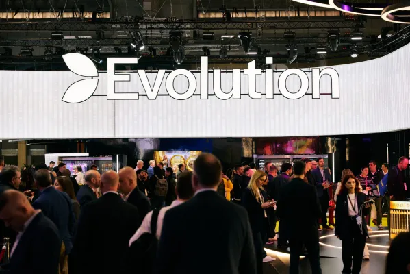 Imagen principal sobre Evolution y la revisión de cumplimiento analizada por Spectrum Gaming