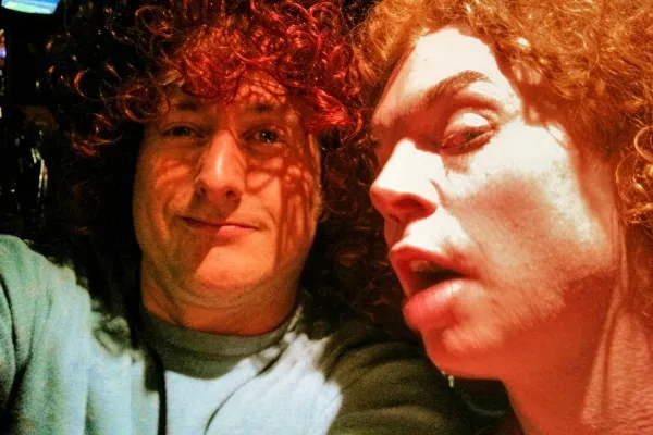 Carrot Top posando con un reportero durante una visita relacionada con su espectáculo en Las Vegas
