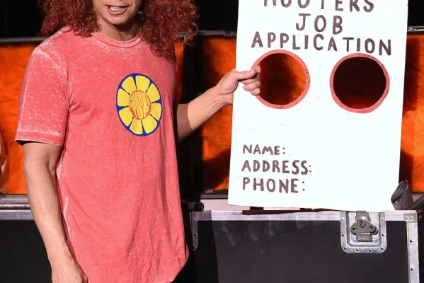Carrot Top mostrando uno de sus accesorios cómicos sobre el escenario