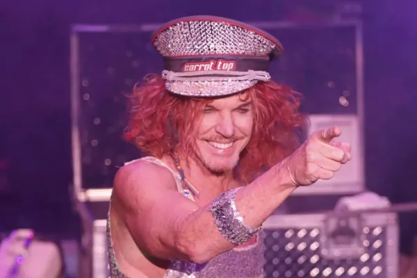 Carrot Top durante su residencia de comedia en el Luxor de Las Vegas
