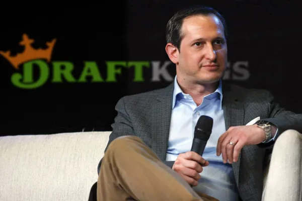 Jason Robins, director ejecutivo de DraftKings, durante una intervención pública sobre apuestas deportivas y mercados de predicción