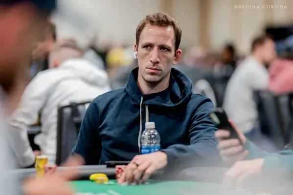 Benny Glaser lidera uno de los torneos aún en juego del WCOOP