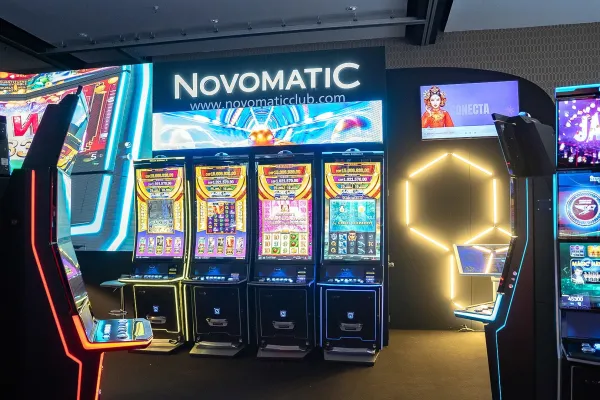 Área de exhibición de GAT Expo Bogotá con equipos y soluciones para la industria del juego