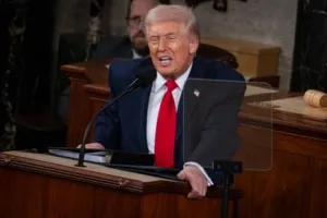 Multan a exoperador del teleprónter de la Casa Blanca por apostar sobre discursos de Trump