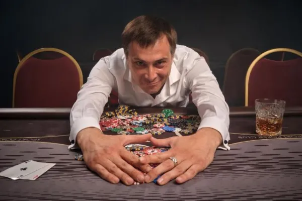 Jugador celebrando una gran ganancia en una mesa de casino