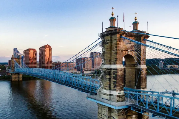 Vista de Cincinnati, Ohio, en una nota sobre la orden estatal contra contratos deportivos en mercados de predicción