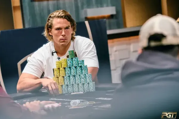 Alex Foxen durante la acción del Super High Roller Bowl